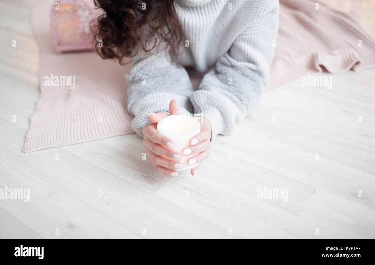 La jeune fille dans les mains tenant bougie électrique Banque D'Images