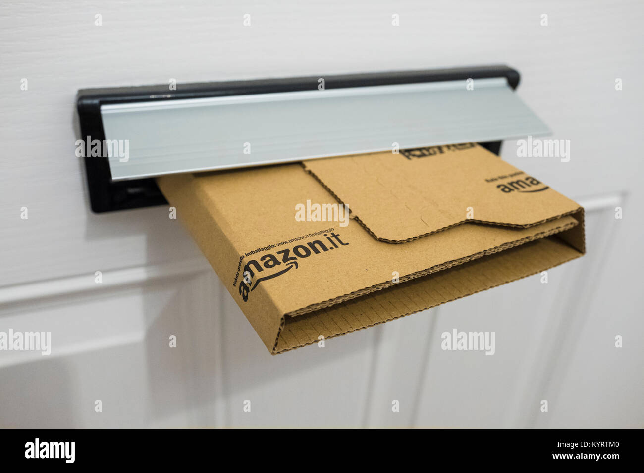 Amazon packet offert par boîte aux lettres dans une maison Banque D'Images
