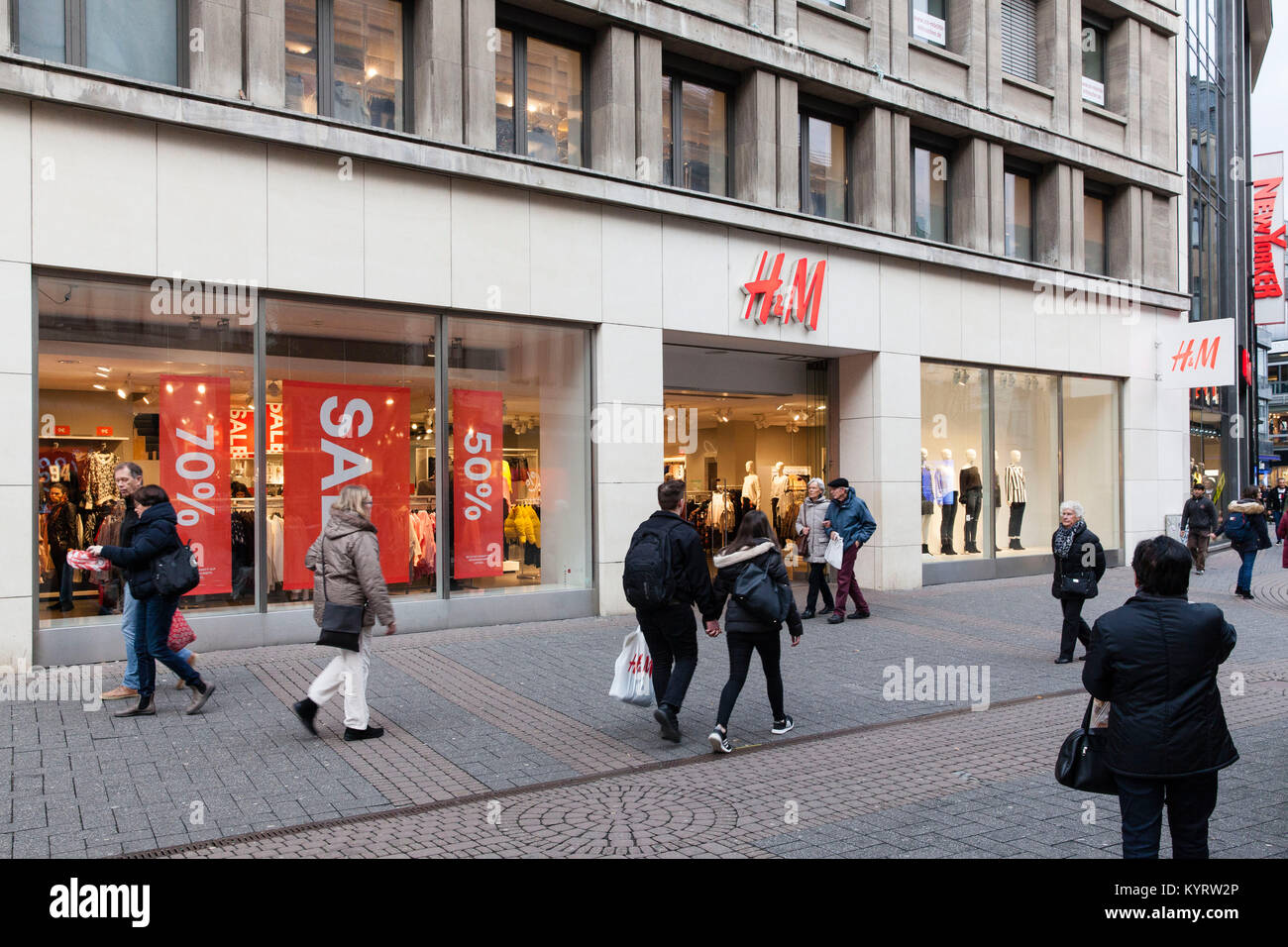 L'Europe, l'Allemagne, Cologne, l'affichage Fenêtre d'un magasin H & M à la rue du quartier. Euroa, Deuschland, Koeln, Schaufenster von H&M auf der Schilderg Banque D'Images