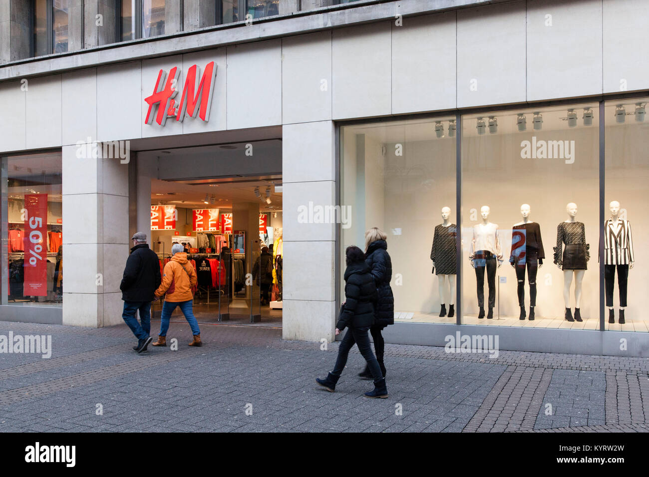 L'Europe, l'Allemagne, Cologne, l'affichage Fenêtre d'un magasin H & M à la rue du quartier. Euroa, Deuschland, Koeln, Schaufenster von H&M auf der Schilderg Banque D'Images