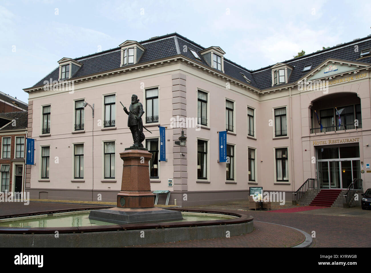 Statue de Willem Lodewijk, le comte de Nassau, à Leeuwarden, aux Pays-Bas. La sculpture du comte (1560 -1620) se trouve à l'extérieur du Het Stadhou Banque D'Images