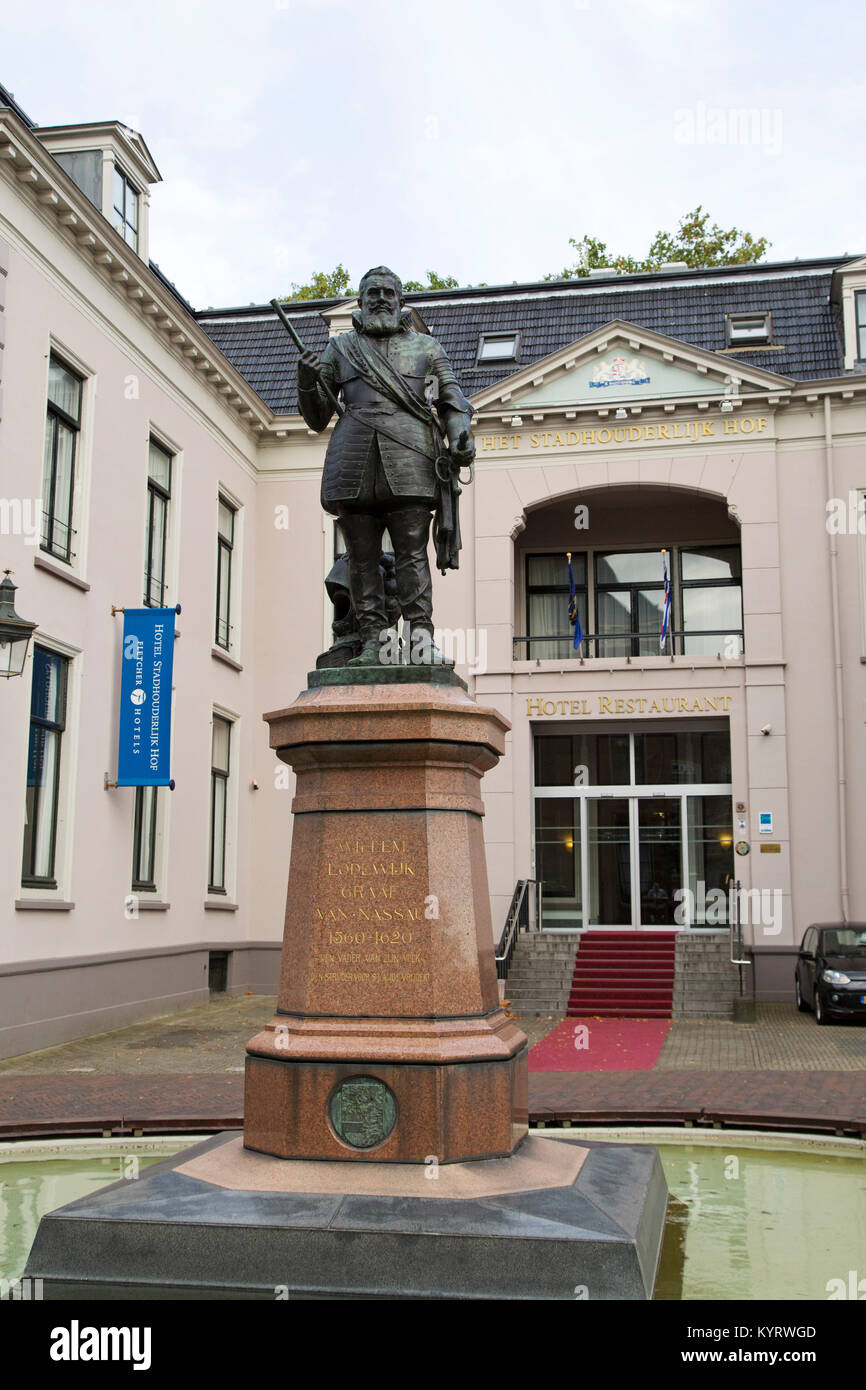 Statue de Willem Lodewijk, le comte de Nassau, à Leeuwarden, aux Pays-Bas. La sculpture du comte (1560 -1620) se trouve à l'extérieur du Het Stadhou Banque D'Images
