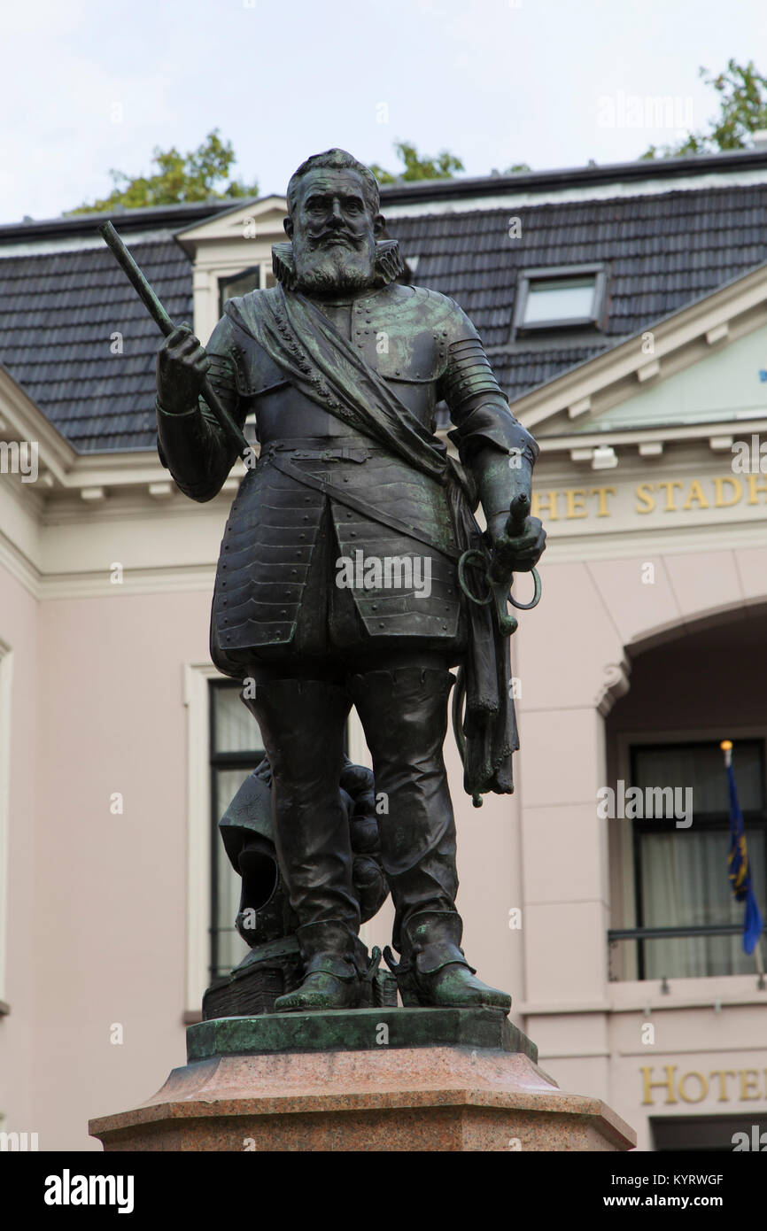 Statue de Willem Lodewijk, le comte de Nassau, à Leeuwarden, aux Pays-Bas. La sculpture du comte (1560 -1620) se trouve à l'extérieur du Het Stadhou Banque D'Images