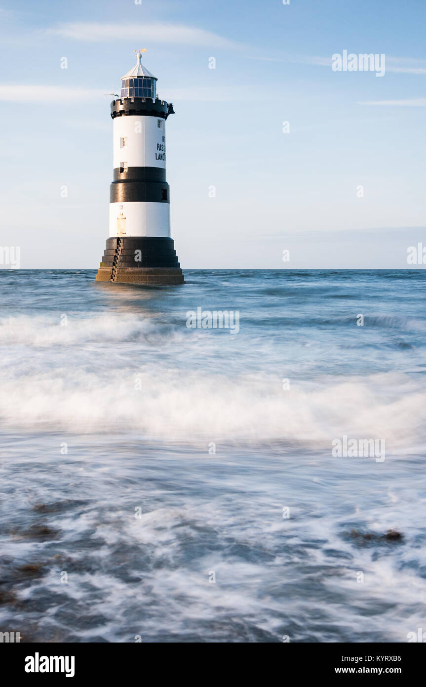Penmon phare et littoral sur l'île d'Anglesey sous le soleil d'après-midi à la fin du printemps. Pays de Galles, Royaume-Uni Banque D'Images