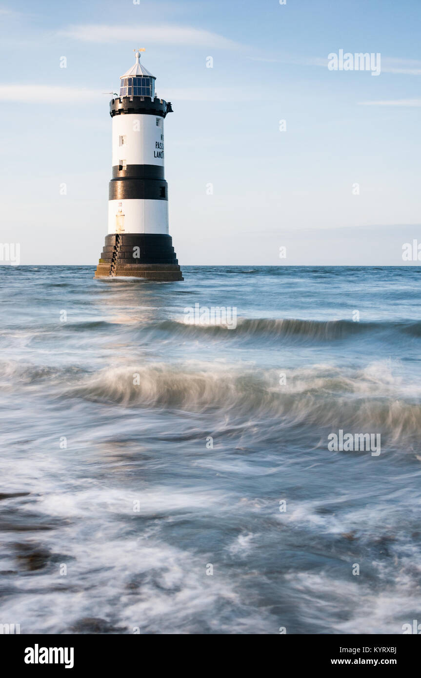 Penmon phare et littoral sur l'île d'Anglesey sous le soleil d'après-midi à la fin du printemps. Pays de Galles, Royaume-Uni Banque D'Images