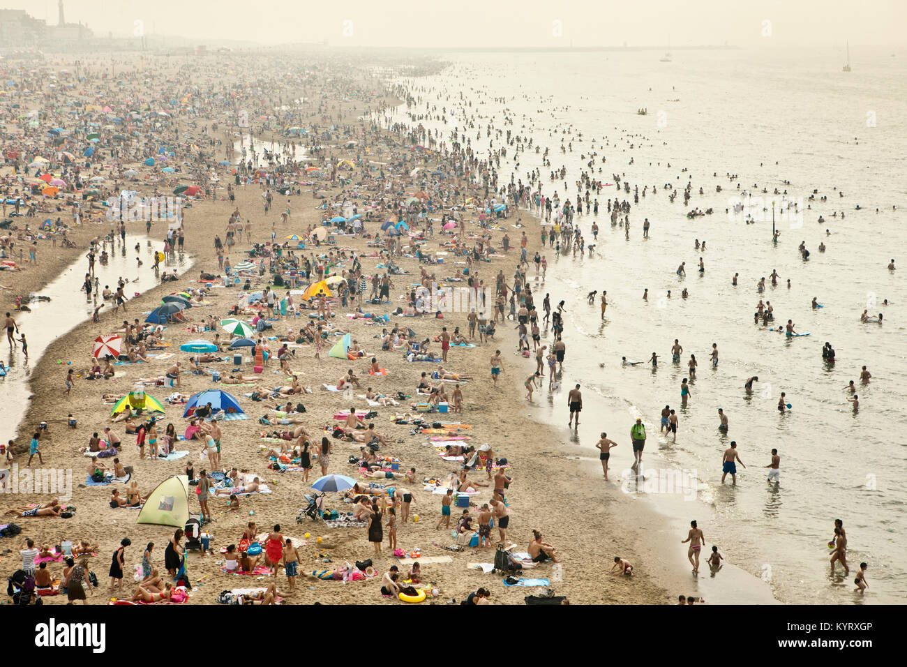 Les Pays-Bas, Scheveningen, près de La Haye ou Den Haag. Les gens en train de bronzer sur la plage. L'été. Vue aérienne de la jetée. Banque D'Images