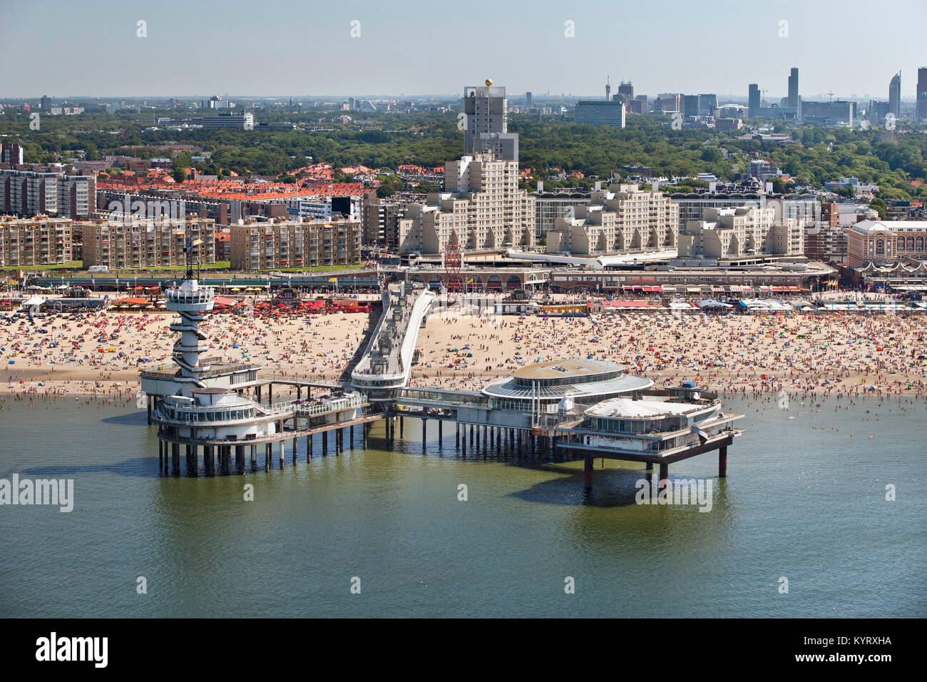 Les Pays-Bas, Scheveningen, près de La Haye ou Den Haag. Centre d'événements appelée de Pier. Les gens en train de bronzer sur la plage. L'été. Vue aérienne. Banque D'Images