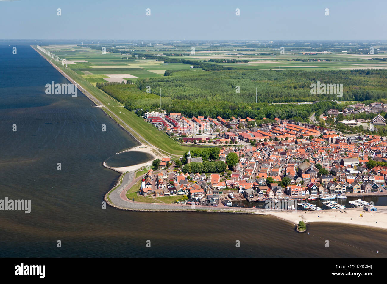 Les Pays-Bas, Urk. Village de pêcheurs. L'ancienne île en mer Zuiderzee, appelé maintenant partie de Flevopolder. Vue aérienne. Banque D'Images
