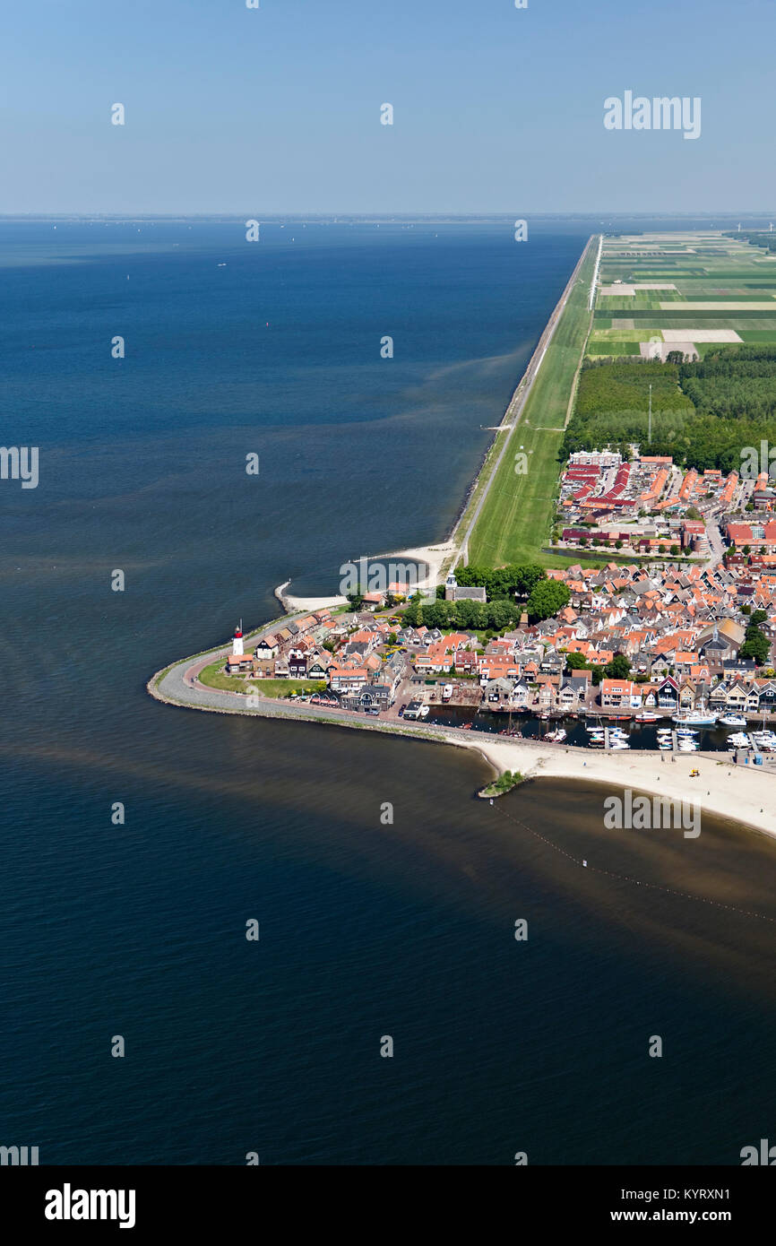 Les Pays-Bas, Urk. Village de pêcheurs. L'ancienne île en mer Zuiderzee, appelé maintenant partie de Flevopolder. Vue aérienne. Banque D'Images
