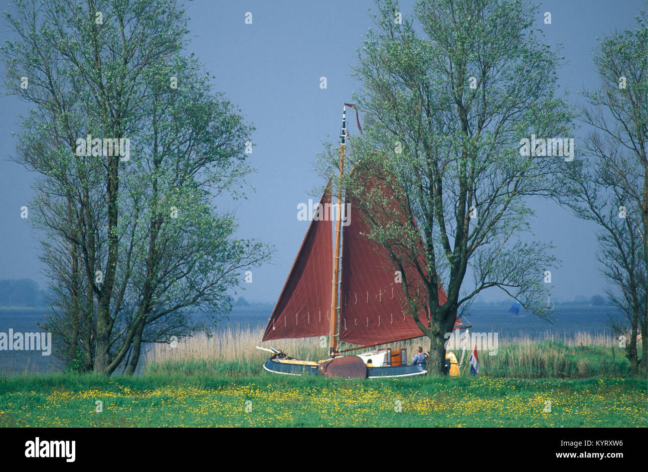 Les Pays-Bas. Sloten. Bateau à voile traditionnel à petit canal. Banque D'Images