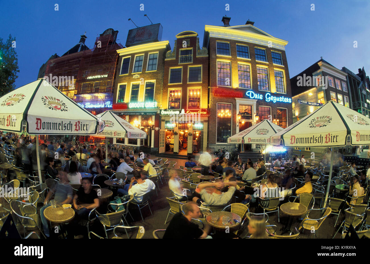 Les Pays-Bas. Groningen. Centre-ville. Café en plein air. Le crépuscule. Banque D'Images