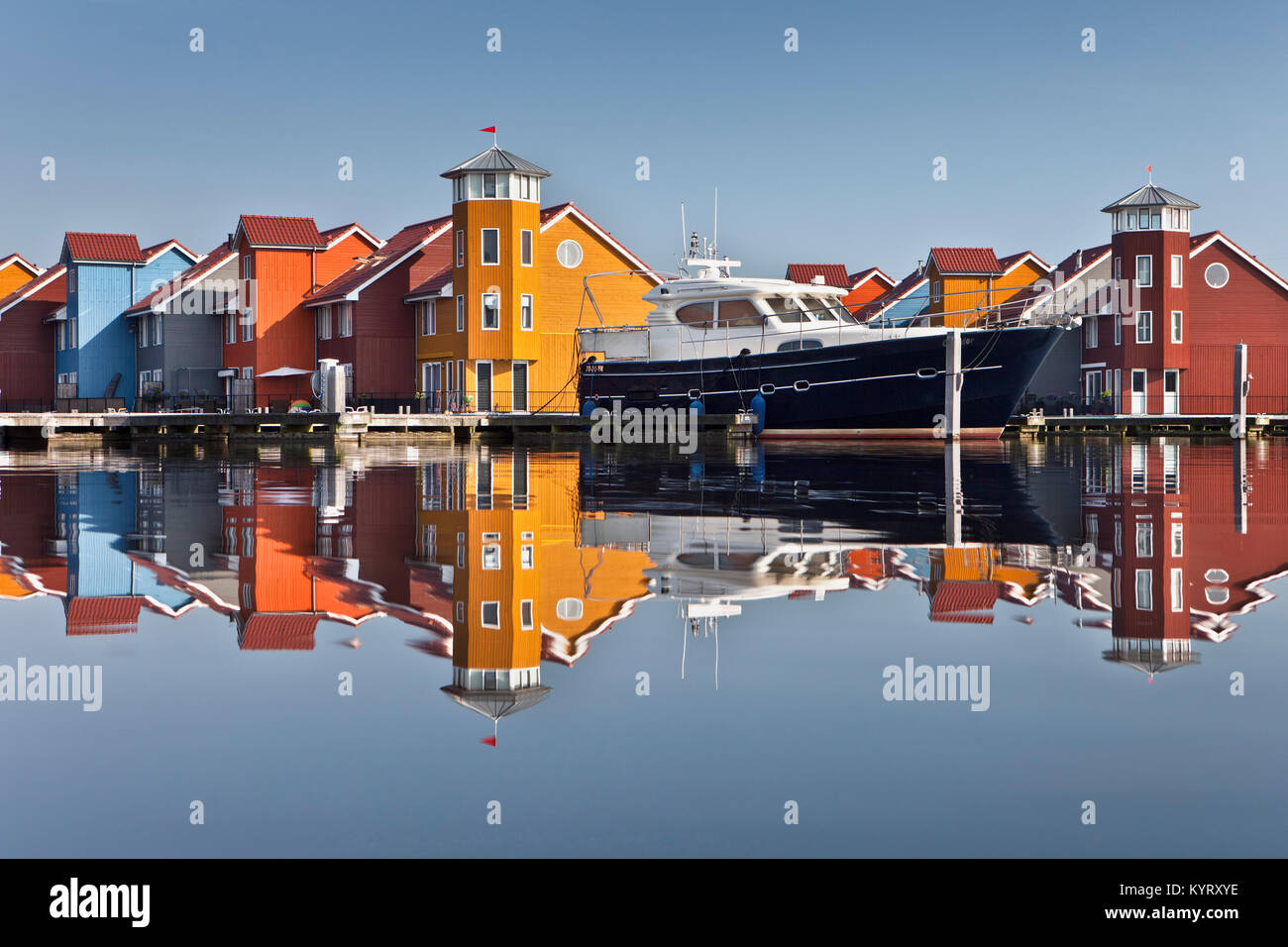 Les Pays-Bas, Groningen, colorées et maisons d'habitation. Reitdiephaven appelé marina Banque D'Images