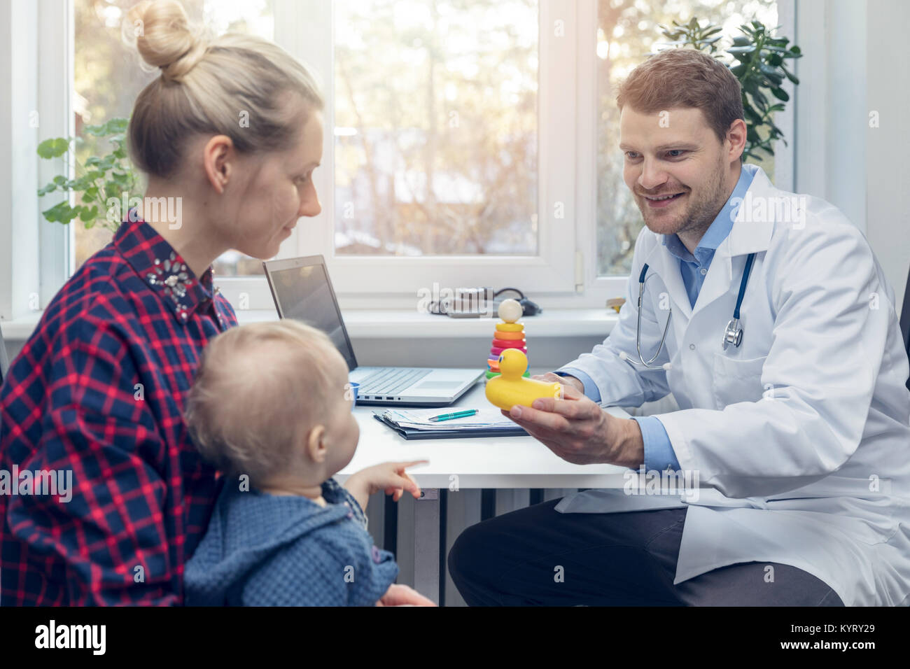 Médecin donne à l'enfant un jouet canard pendant une visite médicale Photo  Stock - Alamy