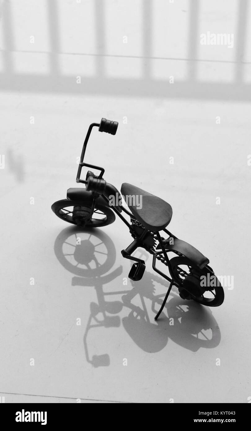 Vélo jouet sur le sol montrant le reflet Banque D'Images