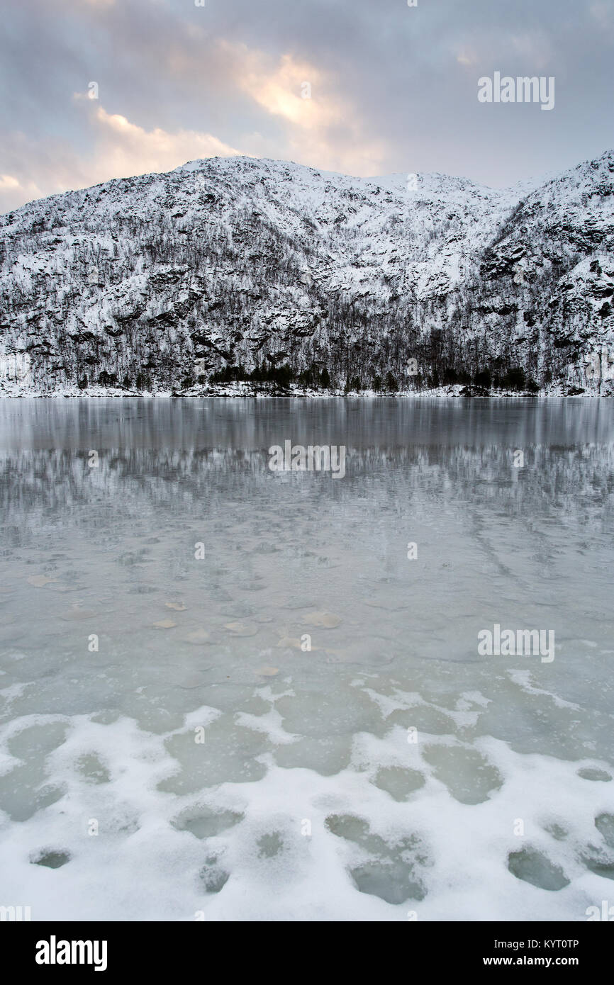Lac gelé dans les îles Lofoten, Norvège. Banque D'Images