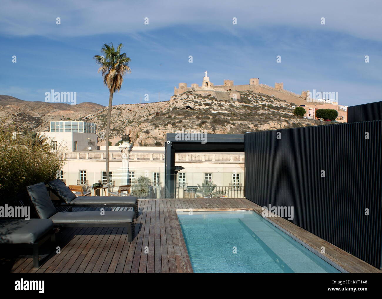 Hotel piscine sur le toit et colline de San Cristobal, Almeria, Espagne Banque D'Images