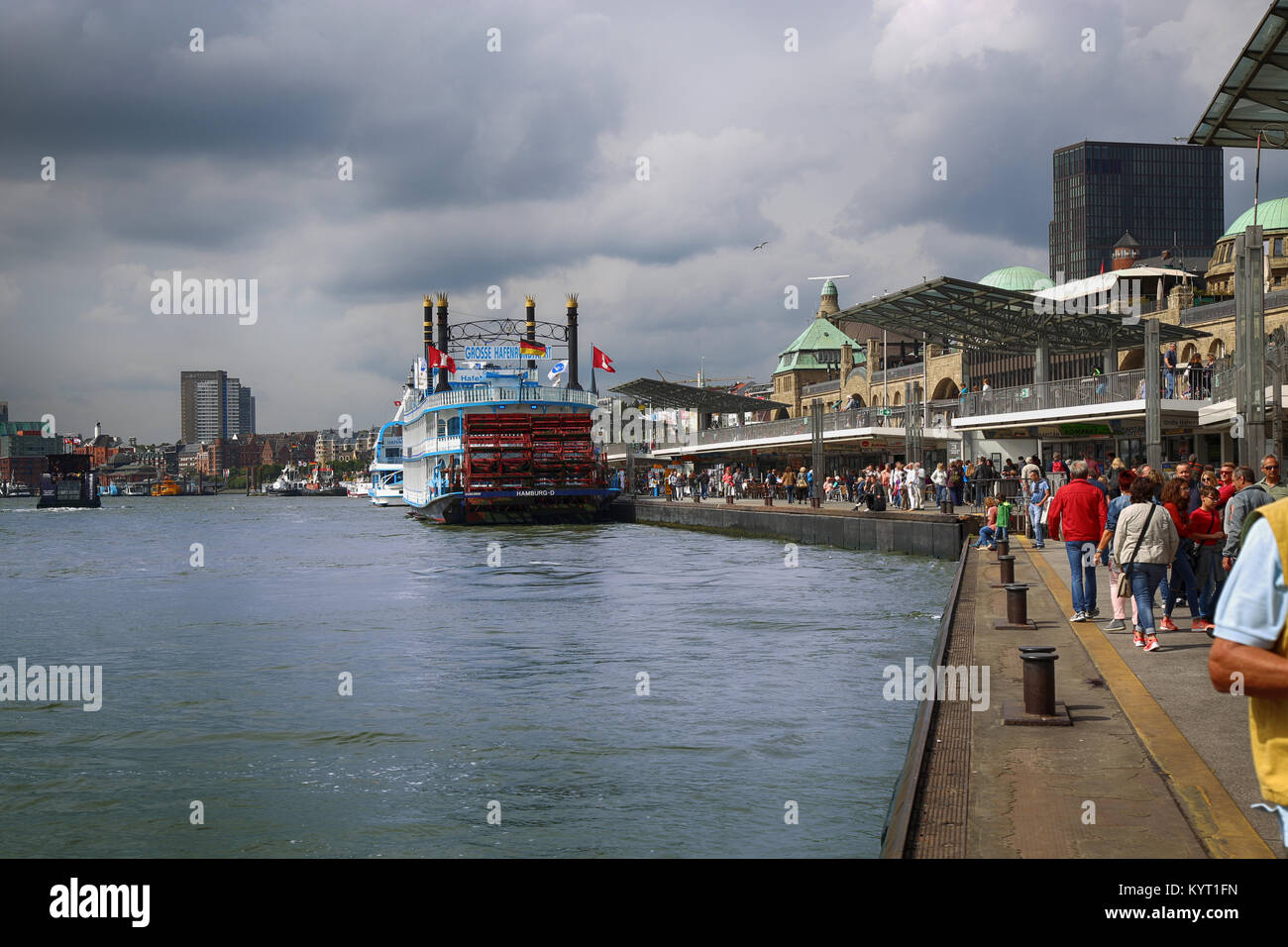 Hambourg, Allemagne - le 22 août 2016 : des bateaux et des gens au port de Hafencity à Hambourg en Allemagne, trimestre Hambourg est la deuxième plus grande ville de Hamburger Banque D'Images
