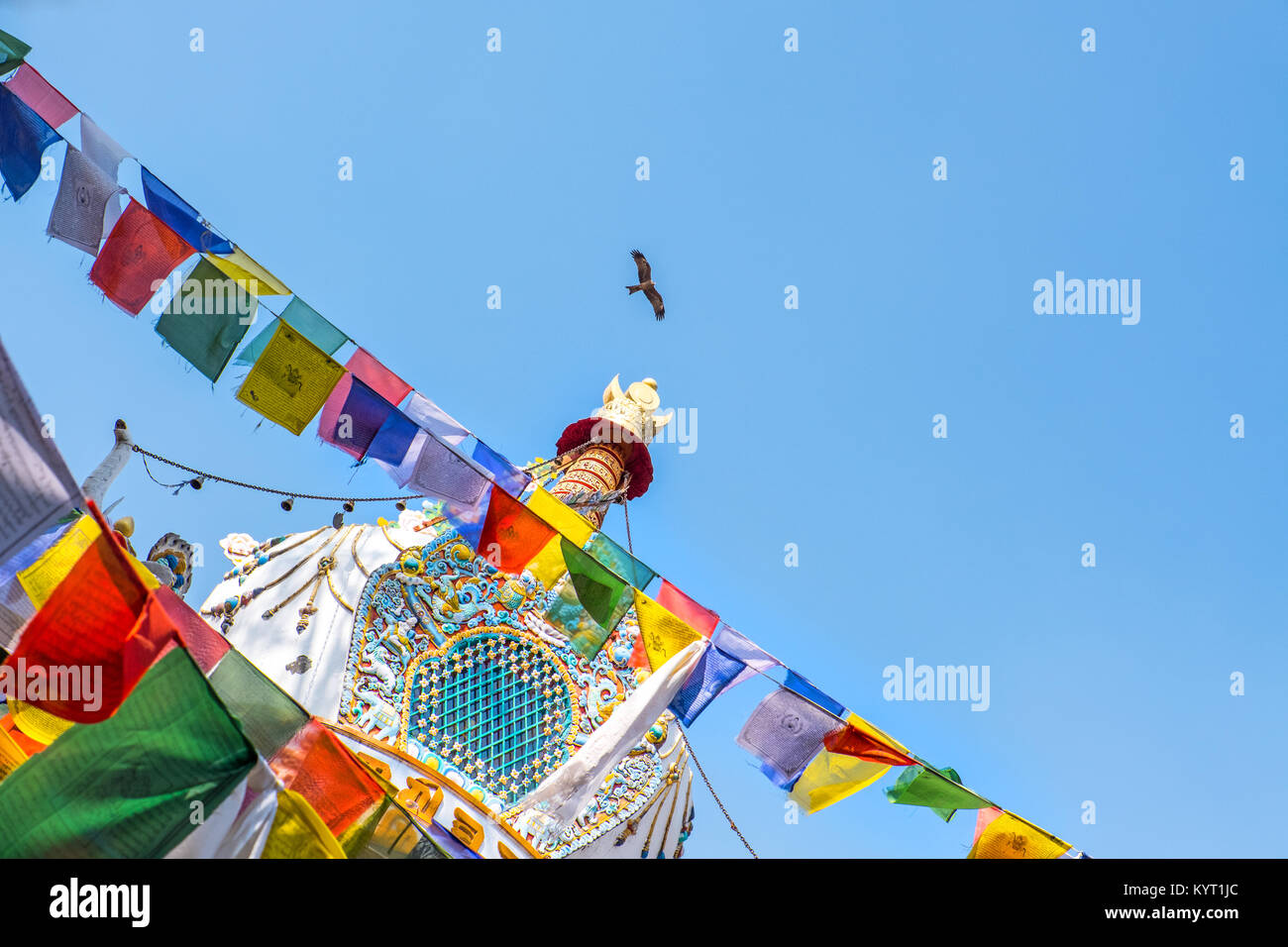 Les drapeaux de prières bouddhistes sur le toit d'un temple à Dharamsala, en Inde, la maison du gouvernement tibétain en exil Banque D'Images