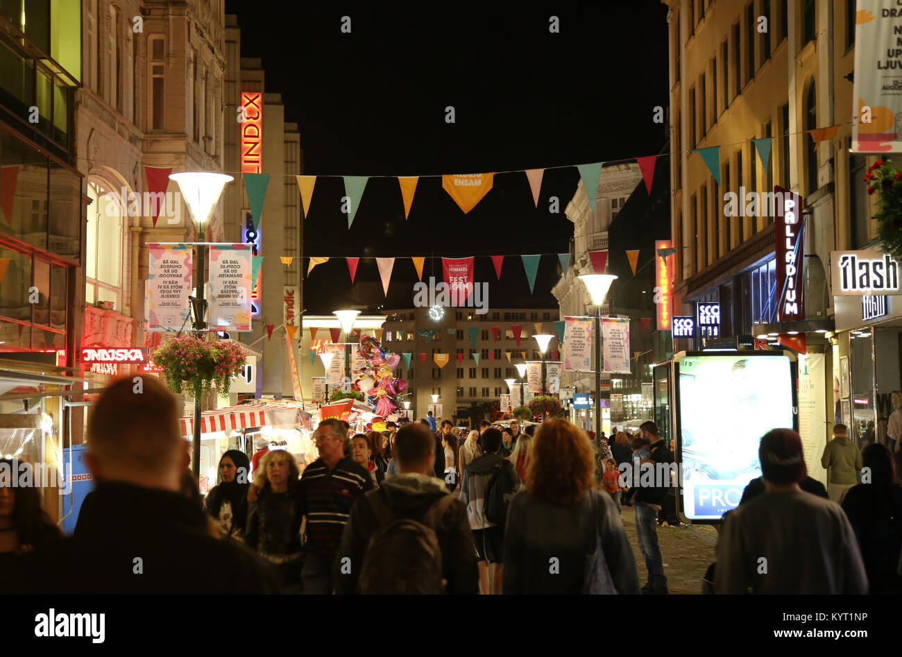 Malmö, Suède - août 16, 2016 : Avis de belle scène de nuit et les gens à pied sur la rue piétonne - Sodergatan street à Malmo, Suède le 16 août Banque D'Images