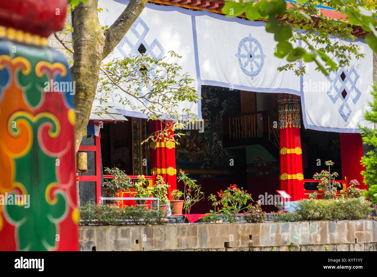 Le temple tibétain à l'Institut Norbulingka près de Daramshala, Inde Banque D'Images