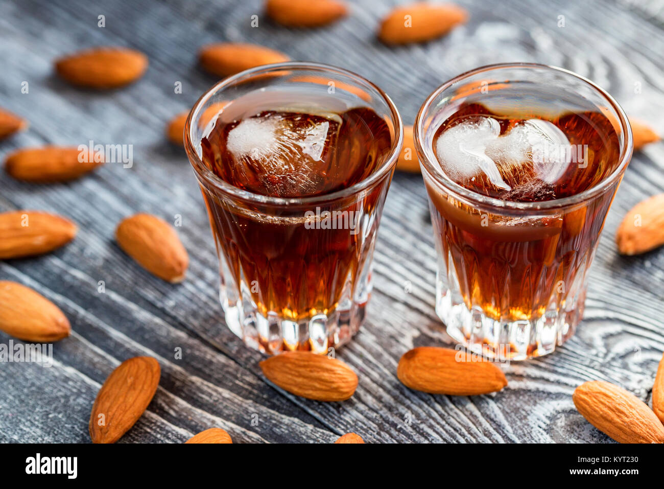 L'Italien amaretto liqueur aux amandes à sec Banque D'Images