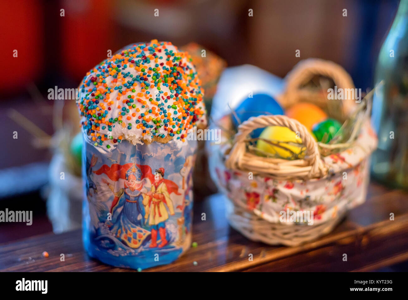 Gateau De Paques Orthodoxe Et Oeufs Peints Sur Une Table Photo