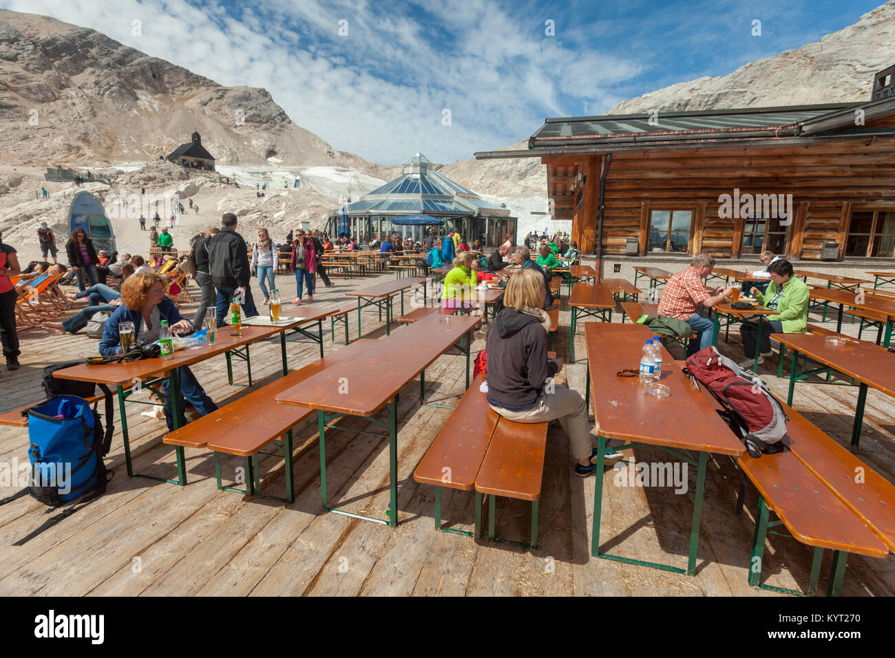 La Zugspitze, à 2 962 m au-dessus du niveau de la mer, est le plus haut sommet de la montagnes de Wetterstein ainsi que la plus haute montagne d'Allemagne. Banque D'Images