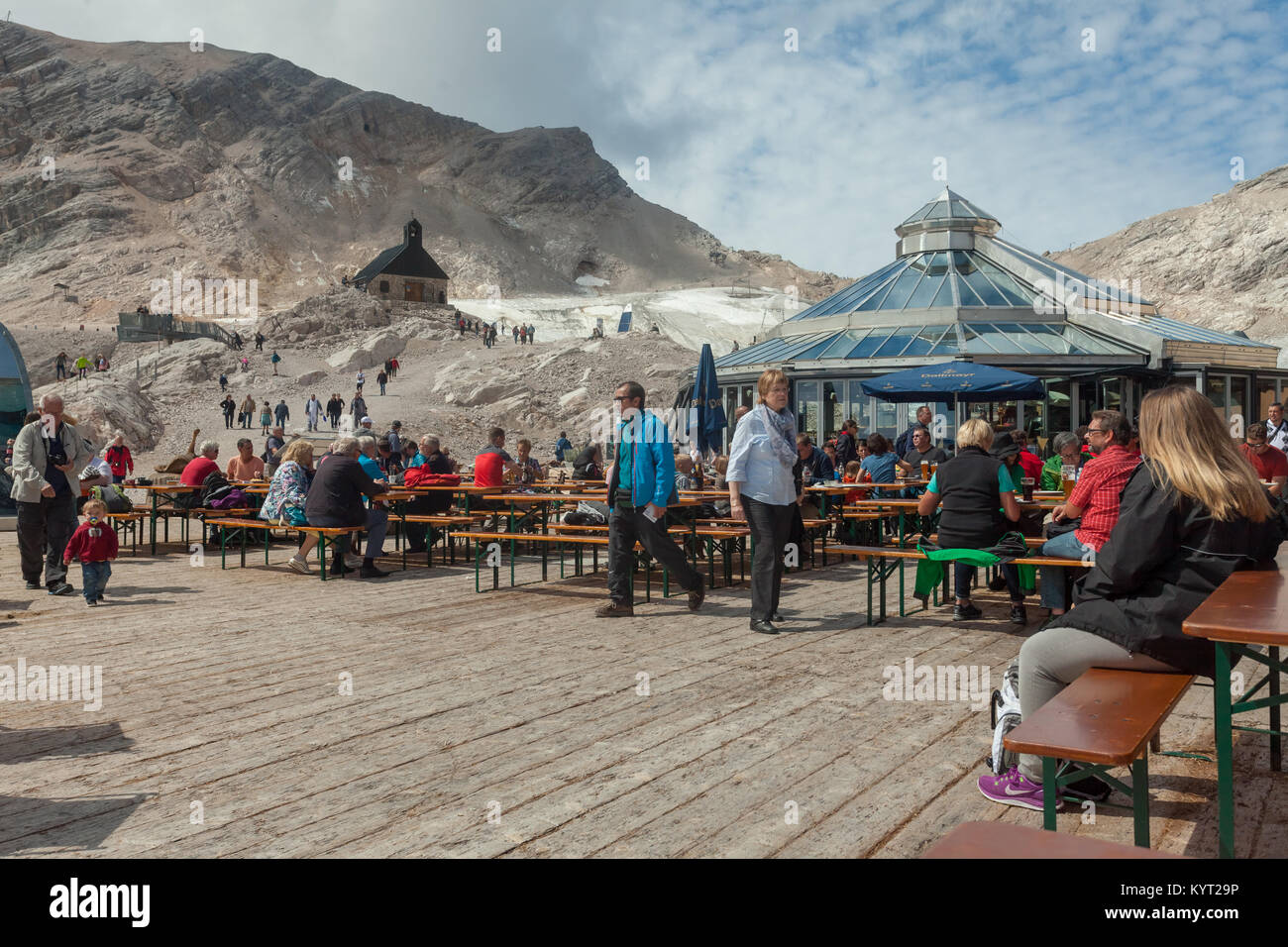 La Zugspitze, à 2 962 m au-dessus du niveau de la mer, est le plus haut sommet de la montagnes de Wetterstein ainsi que la plus haute montagne d'Allemagne. Banque D'Images