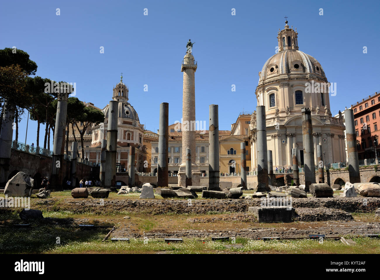 Italie, Rome, Forum de Trajan, Basilique Ulpia et colonne de Trajan Banque D'Images