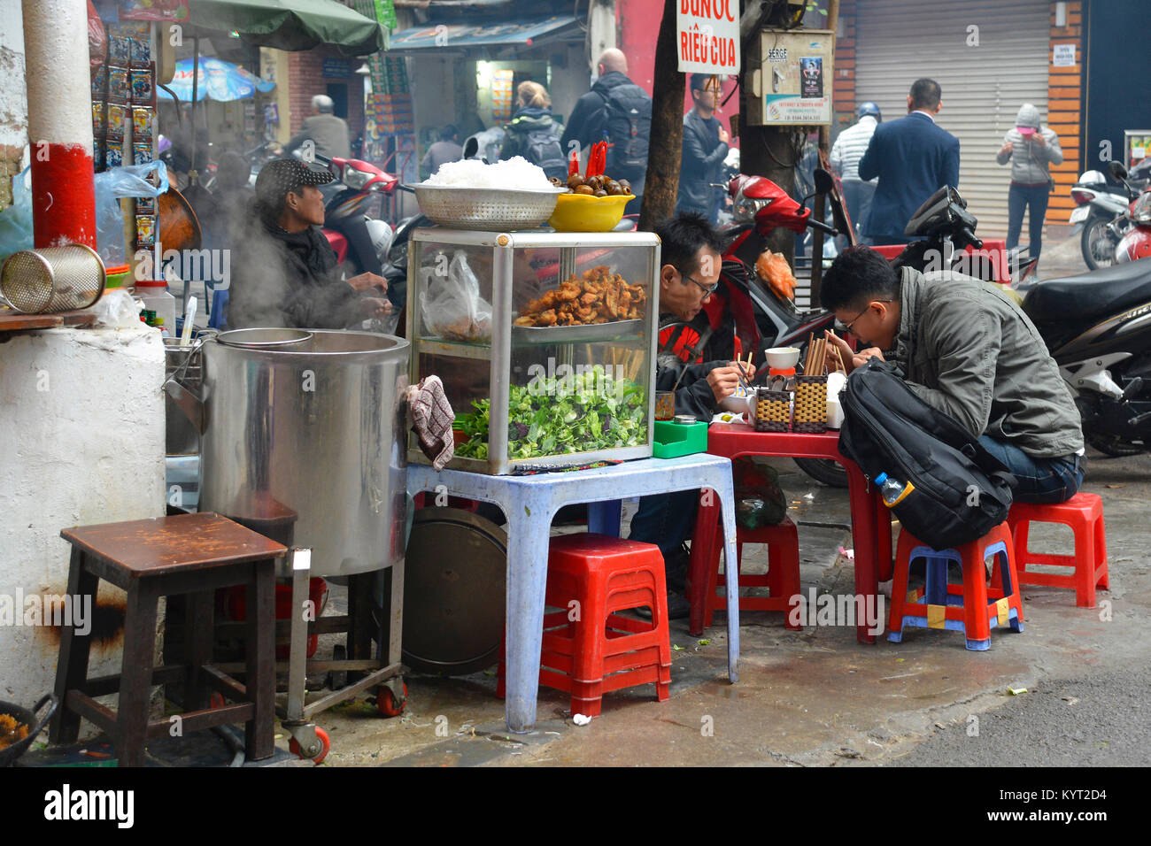 Hanoi, Vietnam - 13 décembre 2017. Les clients mangent au street food dans le quartier historique du vieux quartier de Hanoi Banque D'Images