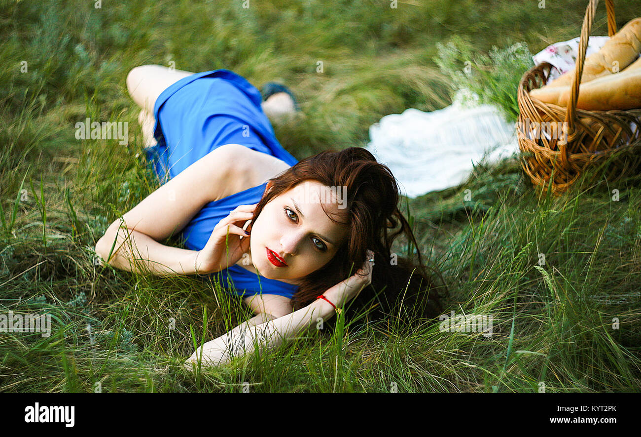 Belle Jeune Fille Se Trouve Sur L Herbe Avec Un Panier De Pain Et