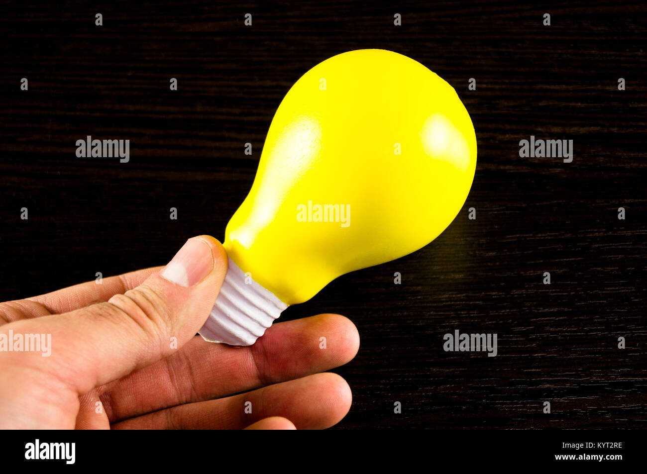 Ampoule jaune comme un symbole de l'idée sur un tableau sombre Photo