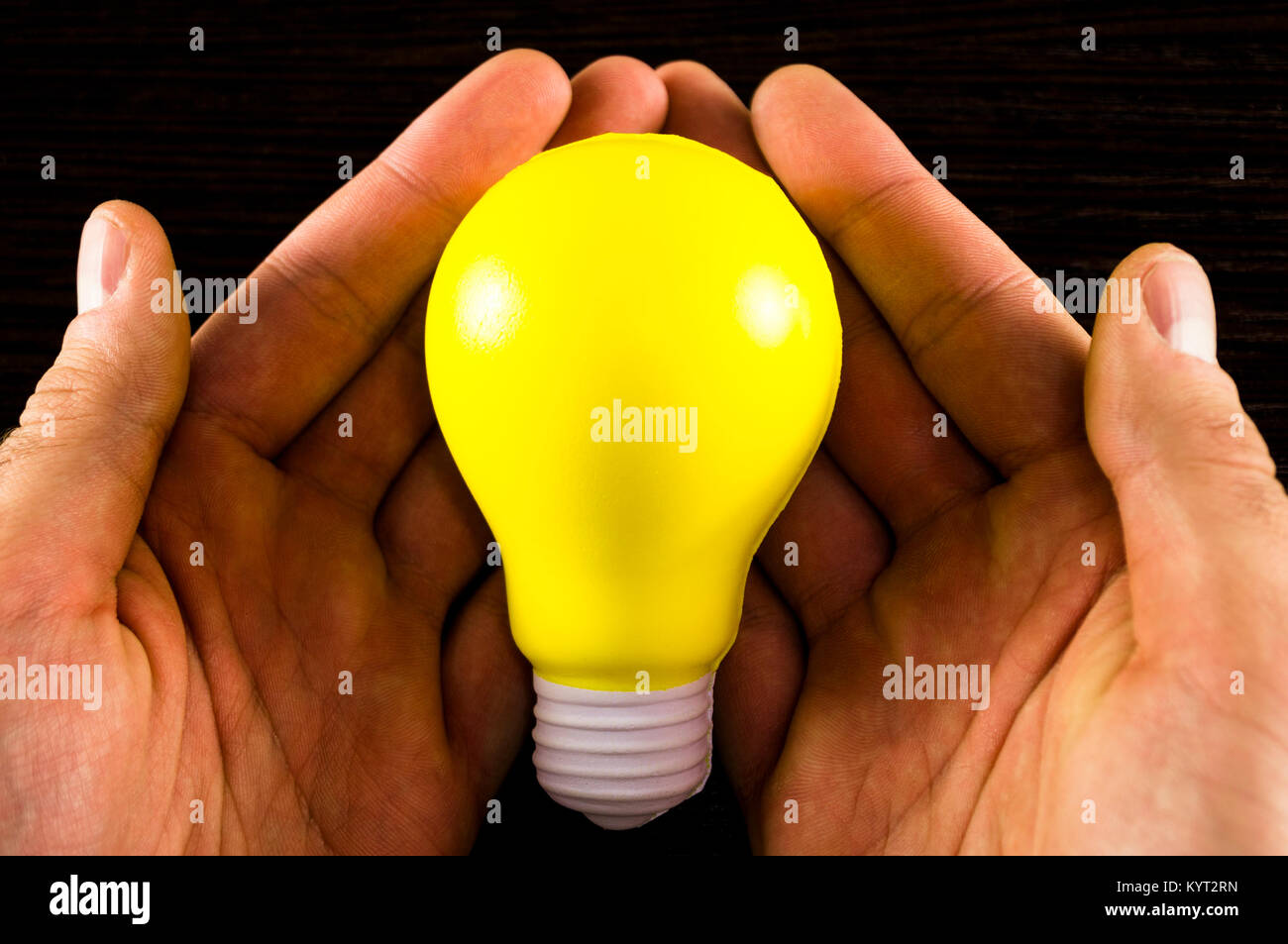 Ampoule jaune comme un symbole de l'idée sur un tableau sombre Photo