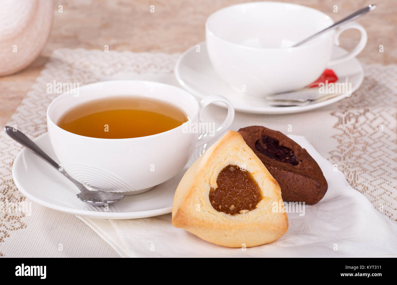 Abricot et framboise rempli hamantash les cookies et une tasse de thé Banque D'Images