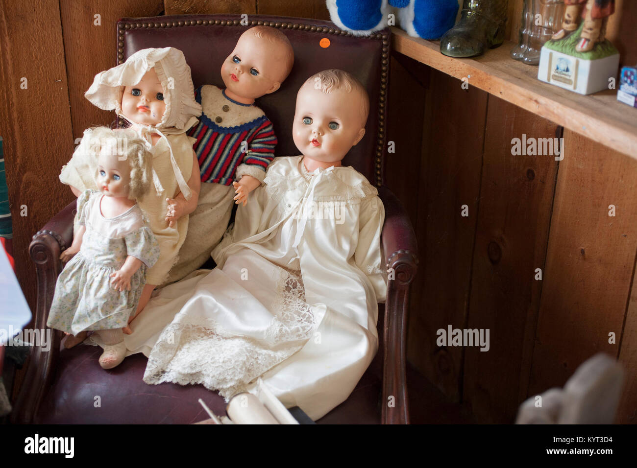 Groupe de poupées anciennes en exposition dans un magasin d'antiquités. Banque D'Images