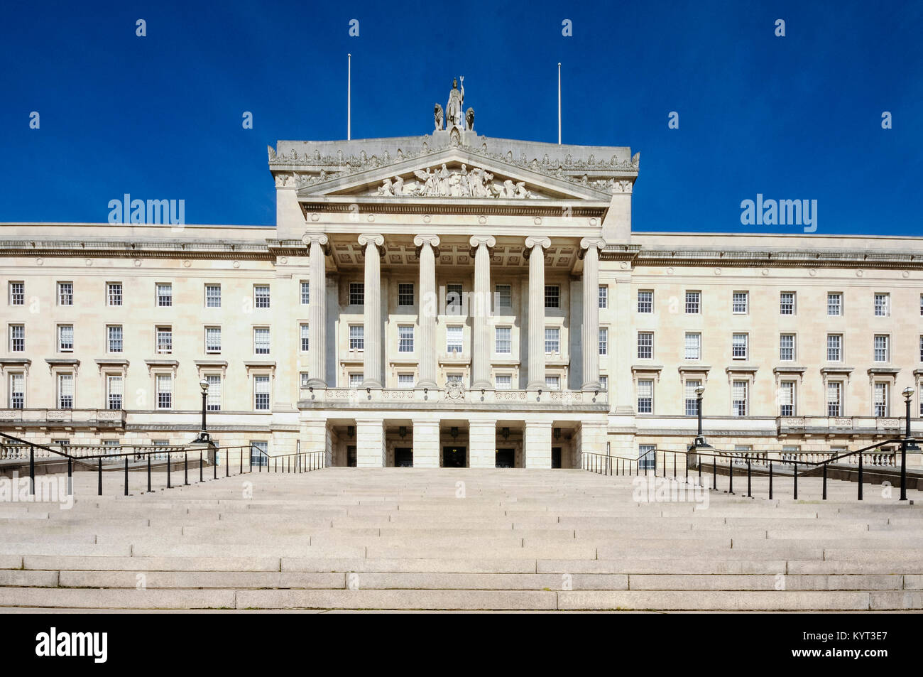 Étapes conduisant à des édifices du Parlement, de Stormont, à Belfast, accueil de l'Assemblée d'Irlande du Nord. Banque D'Images