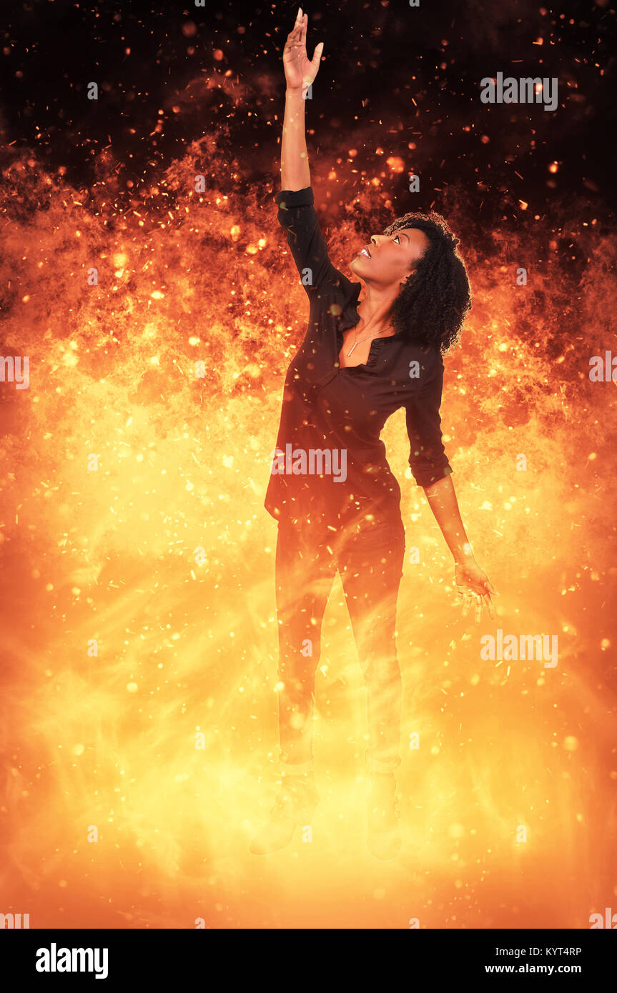 Belle femme debout au milieu d'un incendie Banque D'Images