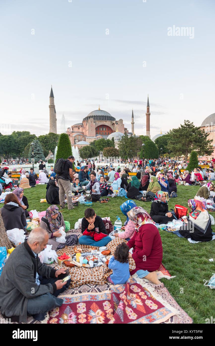 Les personnes qui sont musulmanes jeûne attendre l'adhan (ezan) et le repas du soir (l'Iftar) dans le mois de Ramadan dans la région de Sultan Ahmet Park, Istanbul,Turquie.ISTANBUL,TURKE Banque D'Images