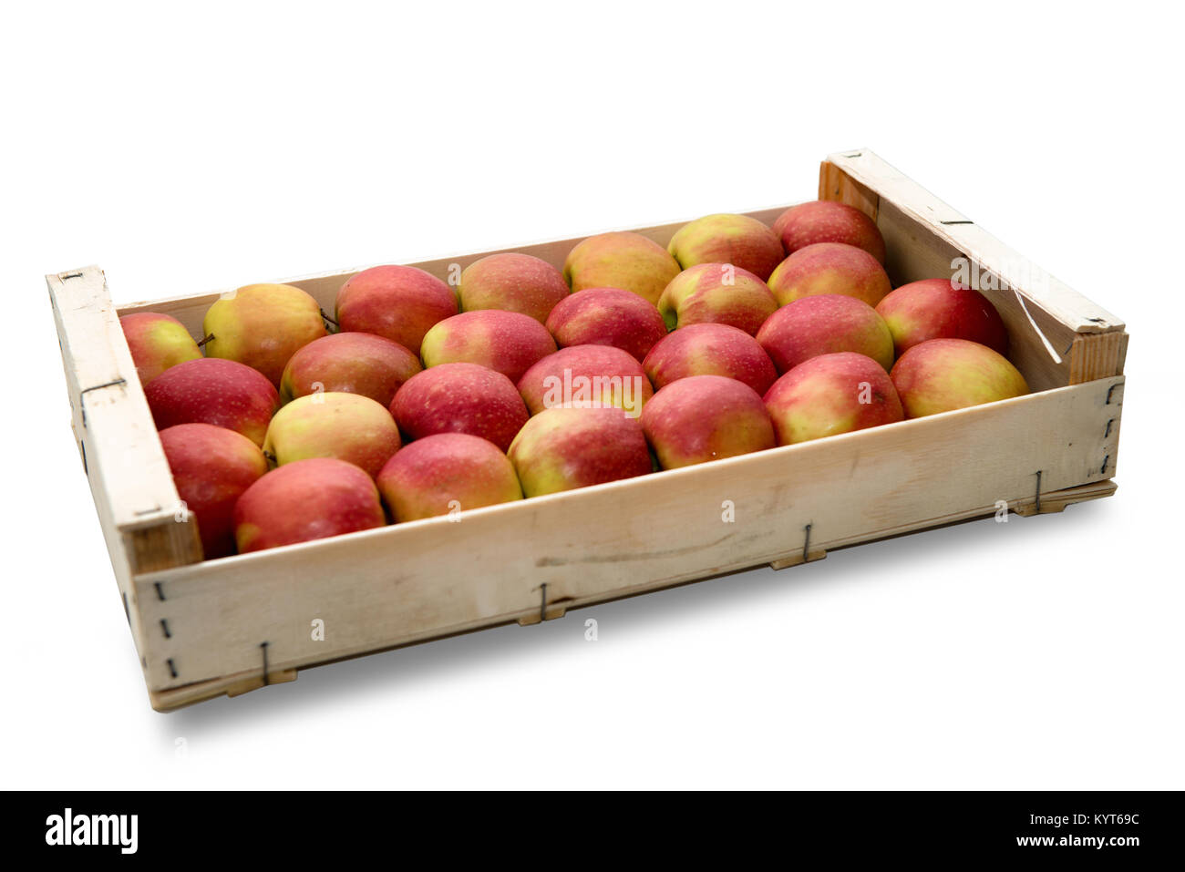 Des caisses en bois avec des pommes rouges et jaunes, isolé sur fond blanc Banque D'Images