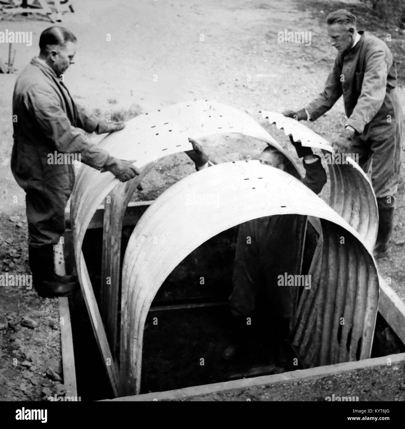 La construction d'un abri Anderson, exercice de formation ARP pendant WW2 Banque D'Images