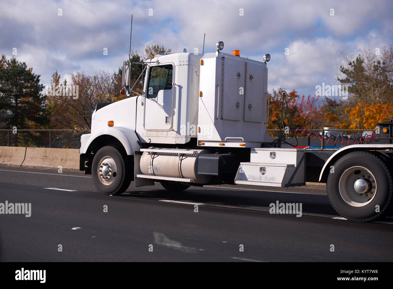 Classic white day cab gros camion semi truck avec rangement pour outils et accessoires ?� l 