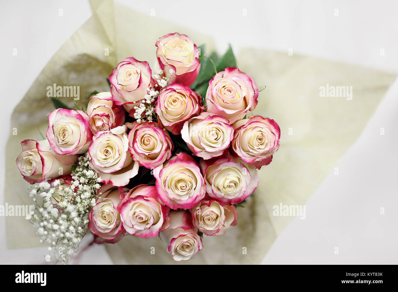 Magnifique bouquet de roses rouges et blanches avec gypsophile tourné à partir de ci-dessus. Selective focus sur les conseils de roses avec une faible profondeur de champ. Banque D'Images