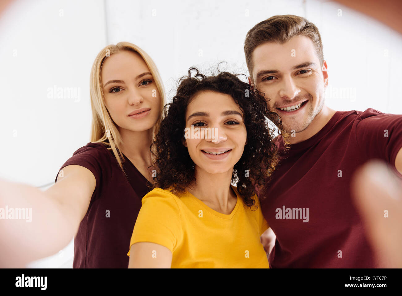 Close up of heureux les gens qui vous regarde Banque D'Images