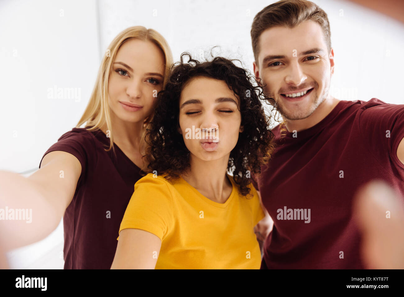 Funny femme imaginant baiser Banque D'Images