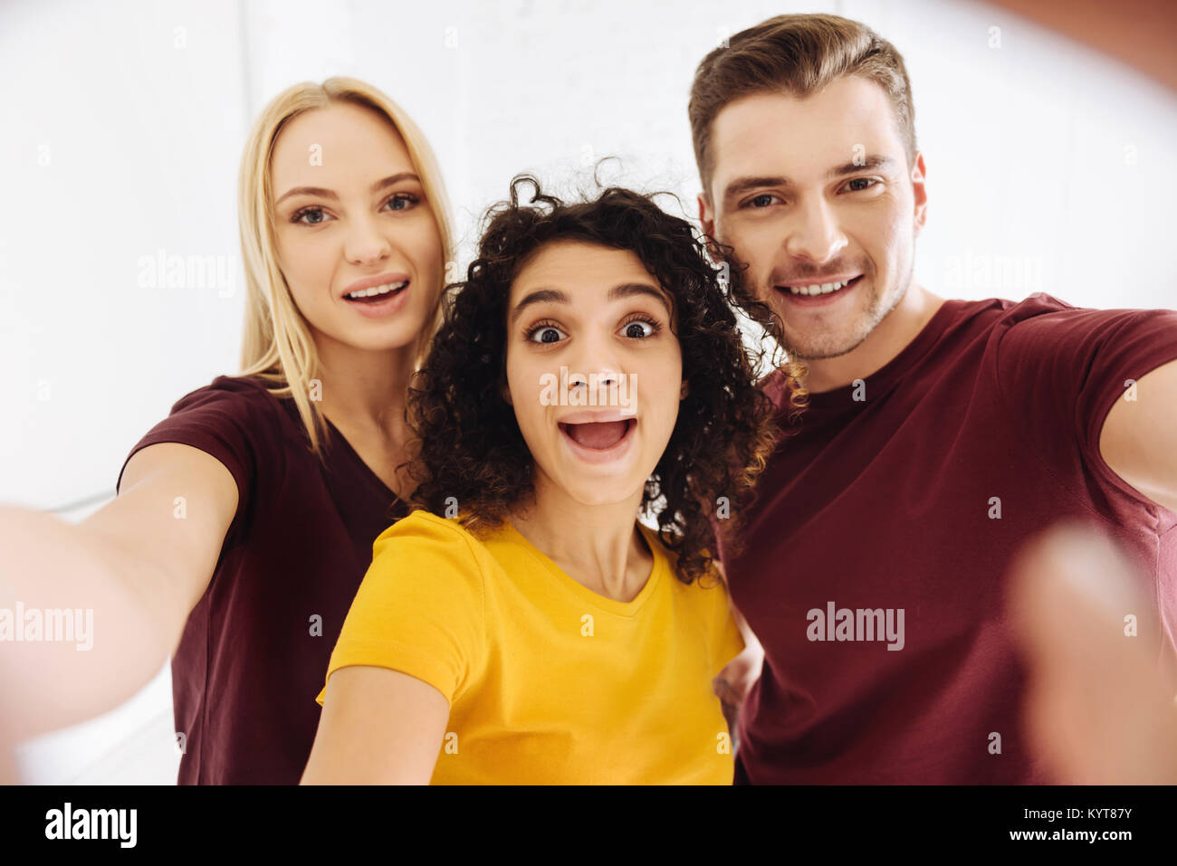 Cheerful young brunette making faces Banque D'Images