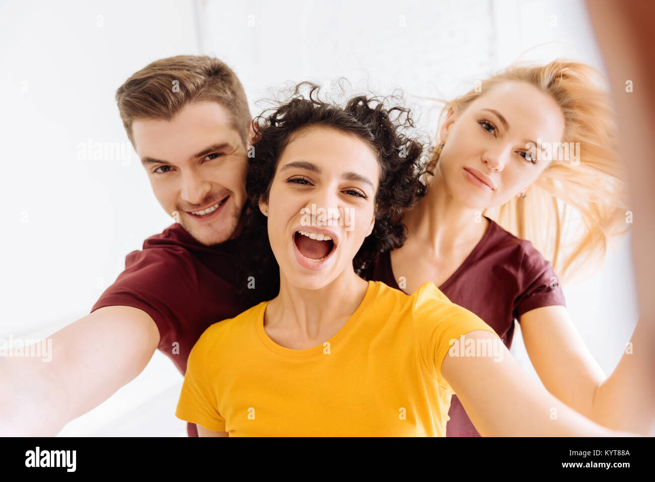 Heureux les jeunes exprimant la positivité Banque D'Images