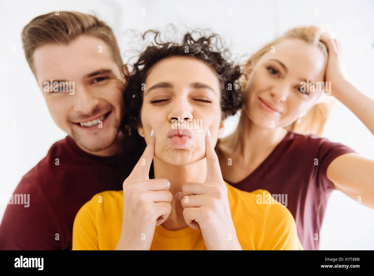 Fille énigmatique pointant sur ses joues Banque D'Images