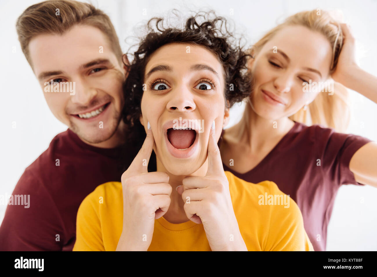 Friends posing joyeuse sur camera Banque D'Images