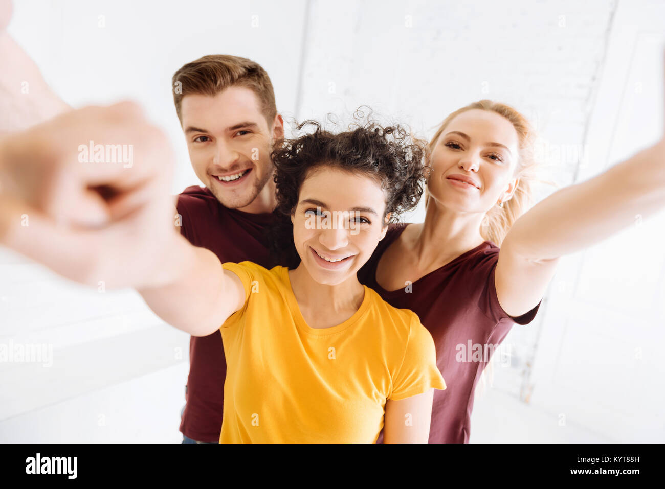 Heureux collègues étant positif en studio Banque D'Images