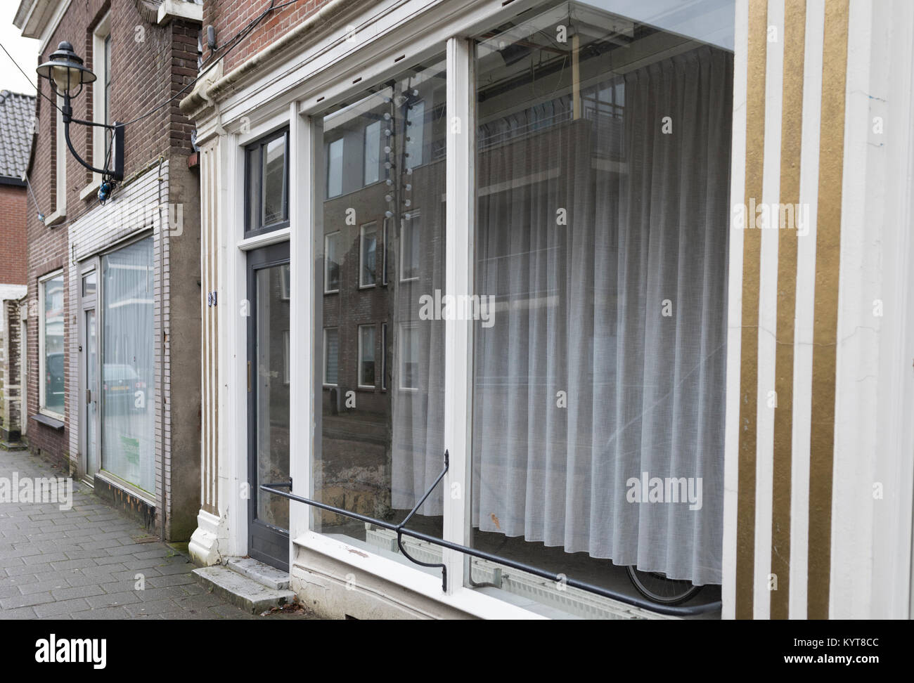 Atelier fermé avec vitrine dans rue commerçante de la ville de Coevorden, Pays-Bas Banque D'Images
